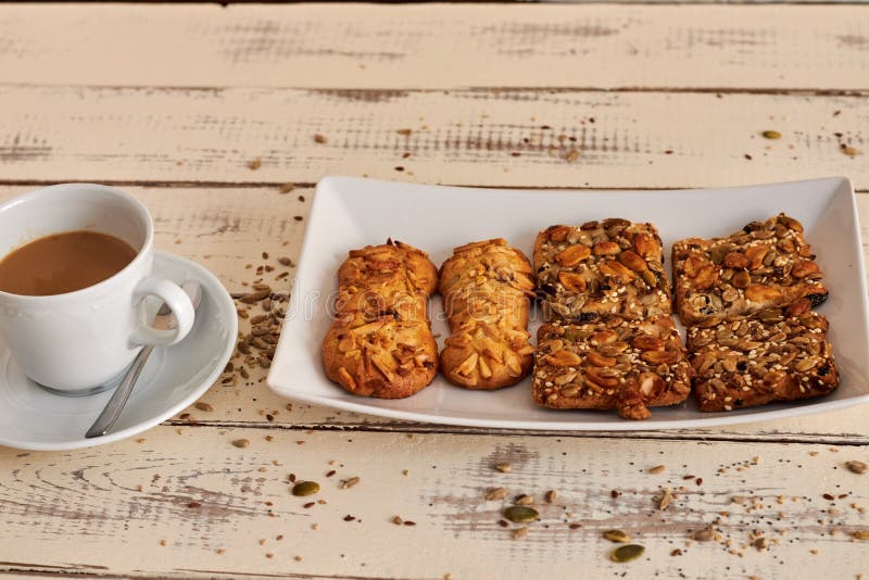 Galletas deliciosas con las nueces y las semillas fotografía de archivo Galletas deliciosas con las nueces y las semillas fotografía de archivo