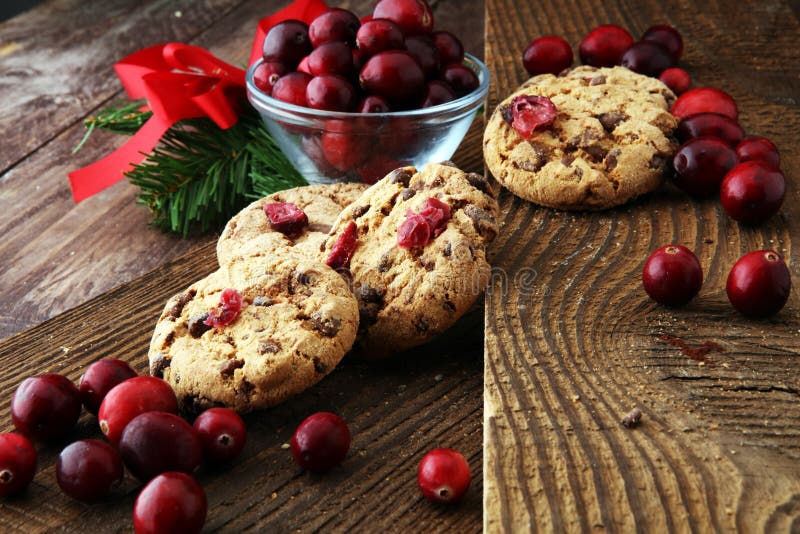 Galletas deliciosas del arándano para Navidad con los arándanos frescos imagen de archivo libre de regalías Galletas deliciosas del arándano para Navidad con los arándanos frescos imagen de archivo libre de regalías