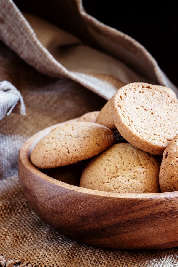 Galletas hechas en casa con las nueces, fondo de madera oscuro, focu selectivo fotografía de archivo libre de regalías Galletas hechas en casa con las nueces, fondo de madera oscuro, focu selectivo fotografía de archivo libre de regalías