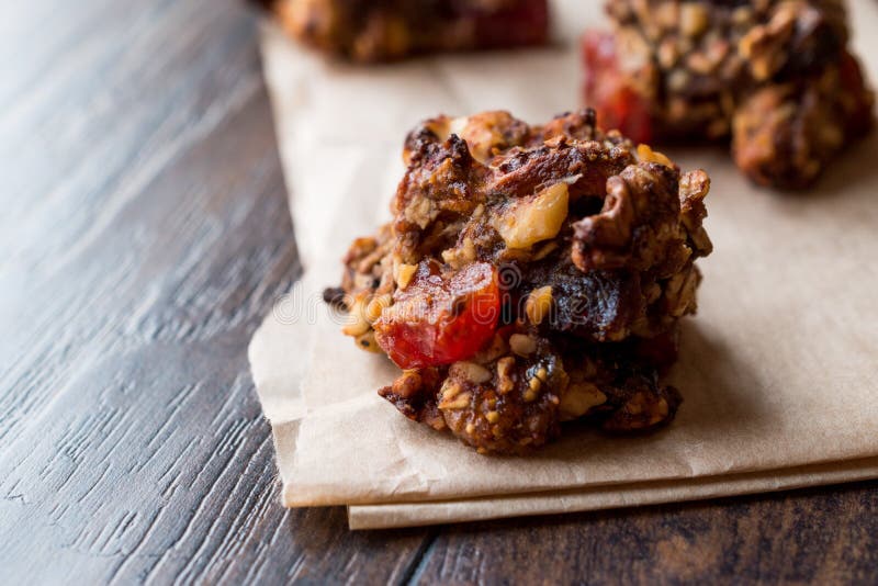 Galletas hechas en casa de los frutos secos con la pasa, el higo, las nueces y la fecha rojos Ninguna harina El gluten libera imagenes de archivo Galletas hechas en casa de los frutos secos con la pasa, el higo, las nueces y la fecha rojos Ninguna harina El gluten libera imagenes de archivo