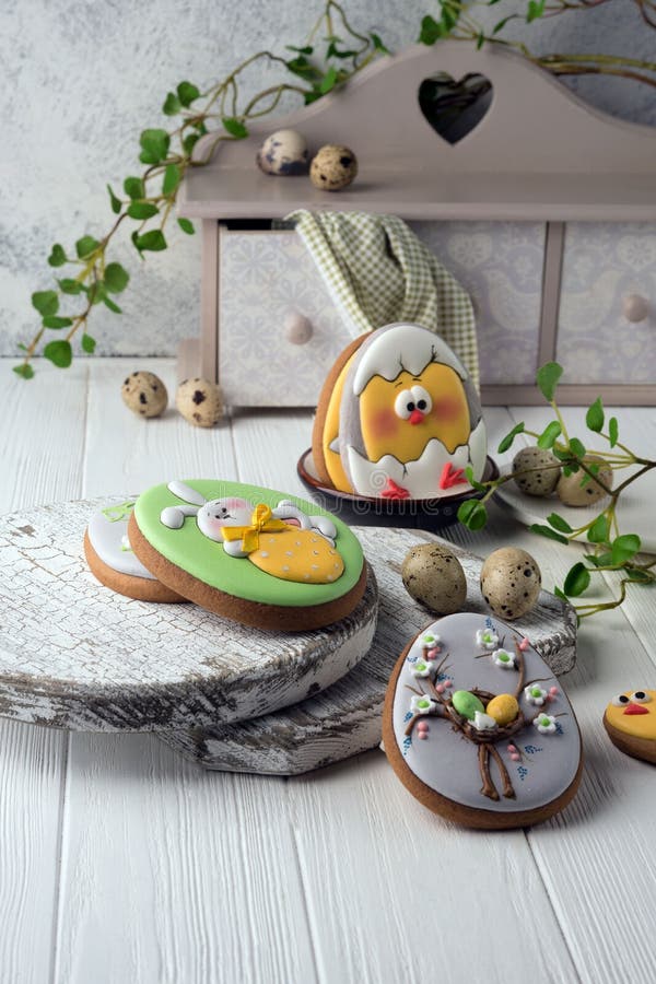Galletas hermosas sabrosas del pan de jengibre de pascua en una superficie de madera blanca D?a de fiesta Pascua brillante Prepar fotos de archivo libres de regalías Galletas hermosas sabrosas del pan de jengibre de pascua en una superficie de madera blanca D?a de fiesta Pascua brillante Prepar fotos de archivo libres de regalías