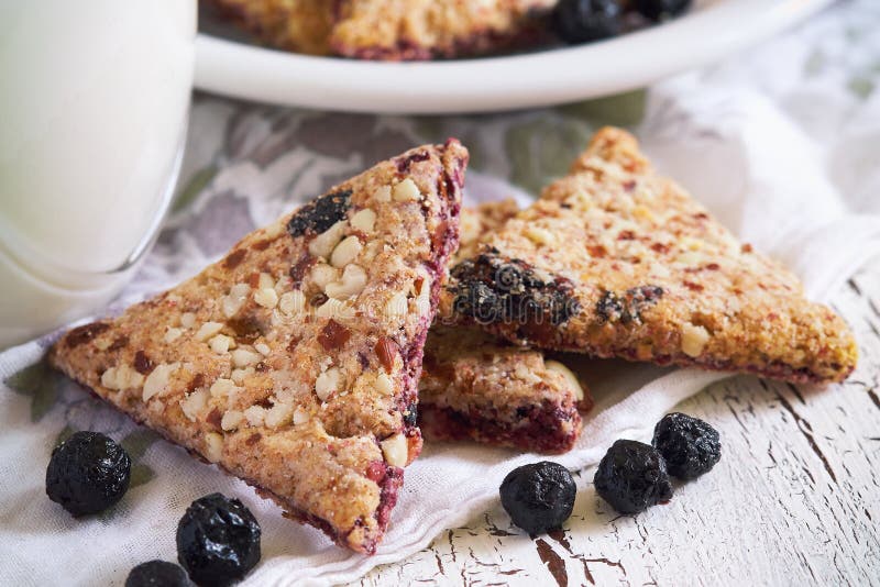 Galletas integrales con la fruta del aronia fotos de archivo Galletas integrales con la fruta del aronia fotos de archivo