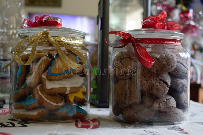 Galletas sabrosas hechas en casa deliciosas de la Navidad y en un tarro adornado hermoso y un árbol de navidad y una vela en la p fotos de archivo libres de regalías Galletas sabrosas hechas en casa deliciosas de la Navidad y en un tarro adornado hermoso y un árbol de navidad y una vela en la p fotos de archivo libres de regalías