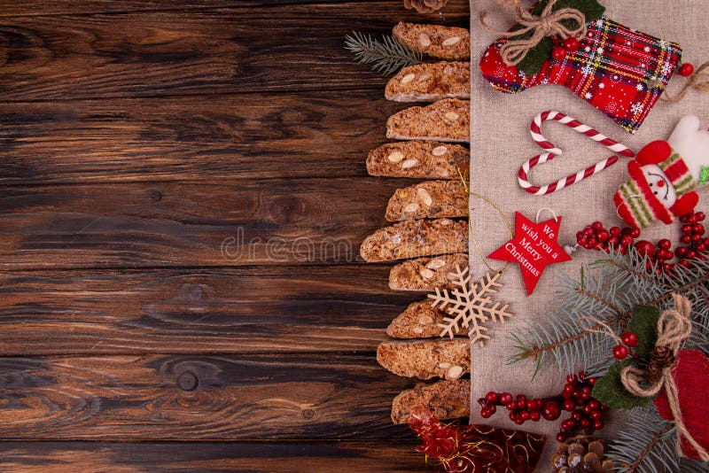 Galletas secas tradicionales italianas Navidad Año Nuevo galletas biscotti cantuccini en tazón de vidrio sobre fondo de madera Bi fotos de archivo libres de regalías Galletas secas tradicionales italianas Navidad Año Nuevo galletas biscotti cantuccini en tazón de vidrio sobre fondo de madera Bi fotos de archivo libres de regalías