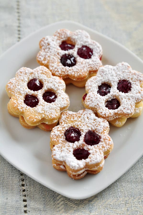 Galletas tradicionales de Linzer foto de archivo libre de regalías Galletas tradicionales de Linzer foto de archivo libre de regalías