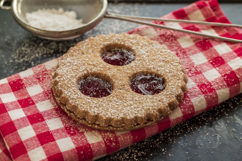 Galletas tradicionales de Linzer imagen de archivo libre de regalías Galletas tradicionales de Linzer imagen de archivo libre de regalías
