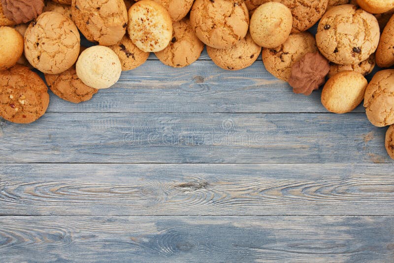 Galletas y galletas en la madera azul con el espacio de la copia fotos de archivo libres de regalías Galletas y galletas en la madera azul con el espacio de la copia fotos de archivo libres de regalías