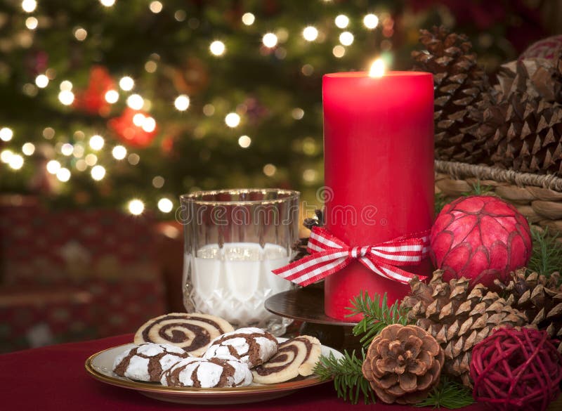 Galletas y leche para Santa Claus que espera de la Navidad en luz de la vela con un árbol de navidad encendido en fondo el Nochebu fotos de archivo Galletas y leche para Santa Claus que espera de la Navidad en luz de la vela con un árbol de navidad encendido en fondo el Nochebu fotos de archivo