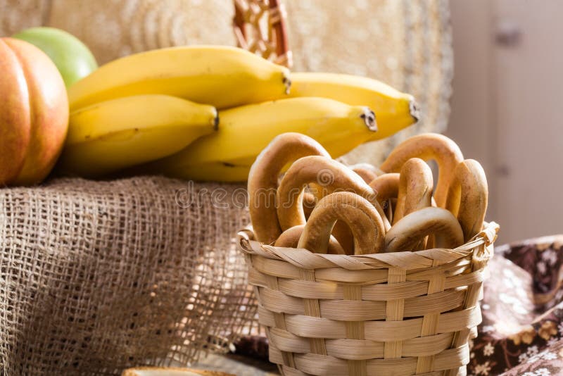 Galletitas crujientes ovales duras en cesta imágenes de archivo libres de regalías Galletitas crujientes ovales duras en cesta imágenes de archivo libres de regalías