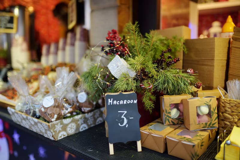 Galletitas de ginderoide, dulces y dulces diversos vendidos en la feria de Navidad en Riga, Letonia fotografía de archivo libre de regalías Galletitas de ginderoide, dulces y dulces diversos vendidos en la feria de Navidad en Riga, Letonia fotografía de archivo libre de regalías