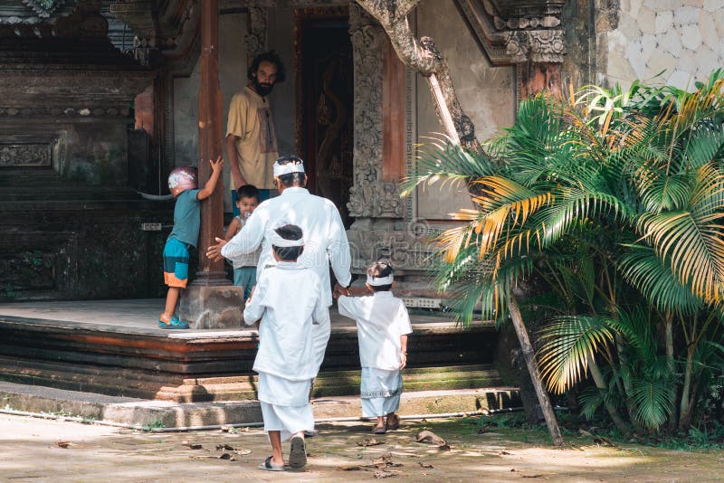 Galungan ferie En man med ett barn går till templet Sikten fr?n baksidan man f?r bali town f?r solnedg?ng f?r form f?r h?rlig ind royaltyfri bild Galungan ferie En man med ett barn går till templet Sikten fr?n baksidan man f?r bali town f?r solnedg?ng f?r form f?r h?rlig ind royaltyfri bild