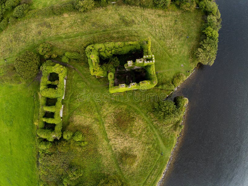 18-08-2019 Galway City, Ierland Menlo castle, bovenaanzicht, blijft op de oude gebouwen staan royalty-vrije stock afbeeldingen 18-08-2019 Galway City, Ierland Menlo castle, bovenaanzicht, blijft op de oude gebouwen staan royalty-vrije stock afbeeldingen