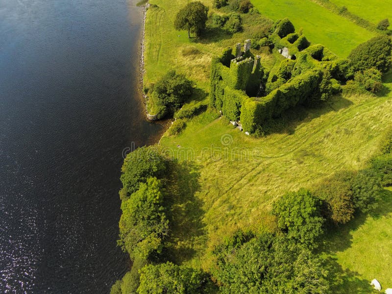 18/08/2019 Galway City, Irlande Vue aérienne sur le vieux château de Menlo par le Corrib image libre de droits 18/08/2019 Galway City, Irlande Vue aérienne sur le vieux château de Menlo par le Corrib image libre de droits