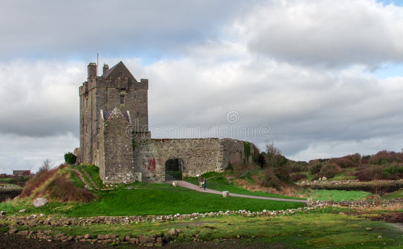 GALWAY IRLANDIA, LUTY, - 18, 2017: Szeroki widok ludzie odwiedza Dunguaire kasztel obrazy royalty free GALWAY IRLANDIA, LUTY, - 18, 2017: Szeroki widok ludzie odwiedza Dunguaire kasztel obrazy royalty free
