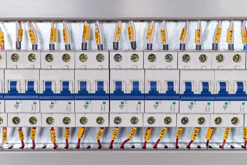 Gama de disyuntores modulares eléctricos en gabinete eléctrico fotografía de archivo libre de regalías Gama de disyuntores modulares eléctricos en gabinete eléctrico fotografía de archivo libre de regalías