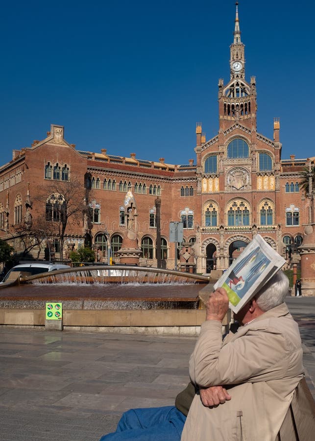 Gamal man som sitter på bänk nära den härliga byggnaden av Sant Pau Hospital i Barcelona, Catalonia, Spanien arkivbilder Gamal man som sitter på bänk nära den härliga byggnaden av Sant Pau Hospital i Barcelona, Catalonia, Spanien arkivbilder
