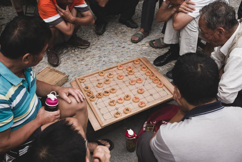 Gamal man som två spelar kinesisk schackxiangqi arkivbilder Gamal man som två spelar kinesisk schackxiangqi arkivbilder