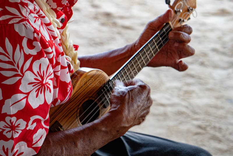Gamal manhänder som spelar hukulele i franska Polynesien arkivfoto Gamal manhänder som spelar hukulele i franska Polynesien arkivfoto