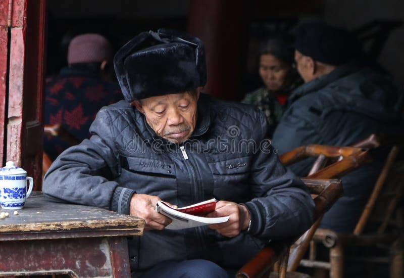 Gamal manläsningen på tehuset i chengdu, porslin royaltyfri fotografi Gamal manläsningen på tehuset i chengdu, porslin royaltyfri fotografi