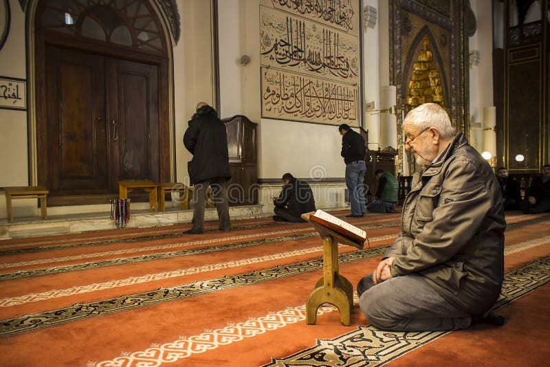 Gamal manläsningQuran i moské royaltyfria foton Gamal manläsningQuran i moské royaltyfria foton