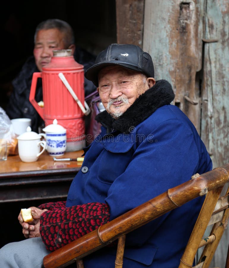 Gamala mannen i tehuset, chengdu, porslin arkivbilder Gamala mannen i tehuset, chengdu, porslin arkivbilder