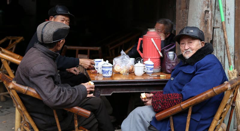 Gamala män som äter i den forntida staden, chengdu, porslin arkivfoto Gamala män som äter i den forntida staden, chengdu, porslin arkivfoto