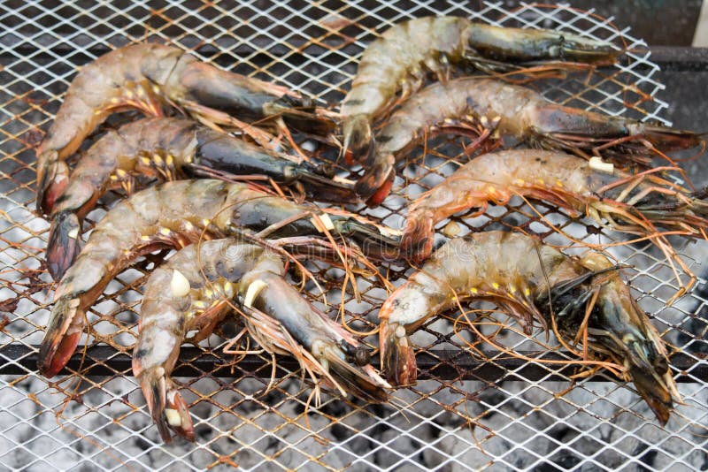 Gambas asadas en el molde para el horno del metal fotos de archivo libres de regalías Gambas asadas en el molde para el horno del metal fotos de archivo libres de regalías