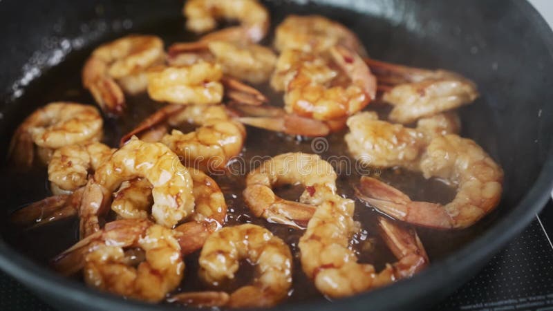 Gambas deliciosas fritas en aceite. vídeo en cámara lenta del proceso de cocción de mariscos. vista panorámica de las gambas frita