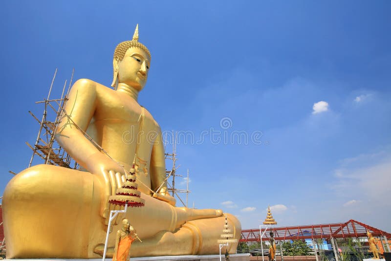 A gambe accavallate mediazione di seduta della statua del Buddha immagine stock libera da diritti A gambe accavallate mediazione di seduta della statua del Buddha immagine stock libera da diritti