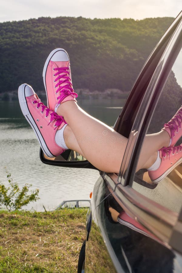 Gambe dalla finestra di automobile dal lago immagini stock libere da diritti Gambe dalla finestra di automobile dal lago immagini stock libere da diritti