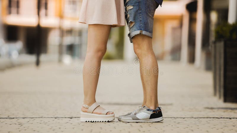 Gambe del giovane e della donna che stanno vicino ad a vicenda, relazione romantica fotografia stock libera da diritti Gambe del giovane e della donna che stanno vicino ad a vicenda, relazione romantica fotografia stock libera da diritti