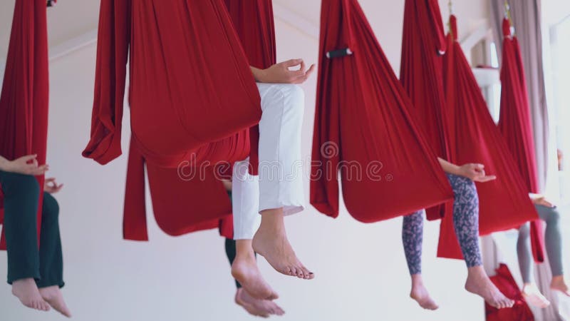 Ragazza Che Allunga Le Gambe Con Aiuto Dell'amaca Yoga Aerea Di Esercizio  Fotografia Stock - Immagine di caucasico, randello: 92876572