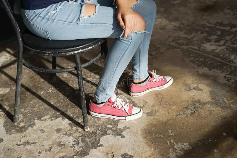 Gambe Di Ragazza in Jeans Lacerati Fotografia Stock Immagine di jeans, scuro 57011184