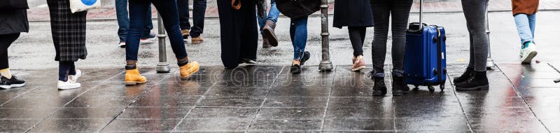 Gambe di una folla della gente che sta al passaggio pedonale fotografia stock libera da diritti Gambe di una folla della gente che sta al passaggio pedonale fotografia stock libera da diritti