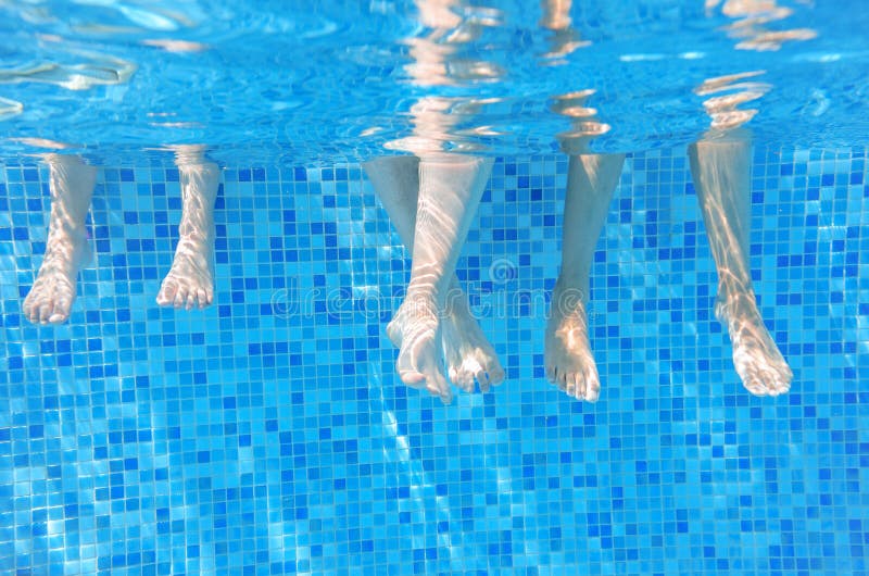 Download Gambe Subacquee Divertenti Della Famiglia Nella Piscina Immagine Stock - Immagine di people, bambino: 56890077