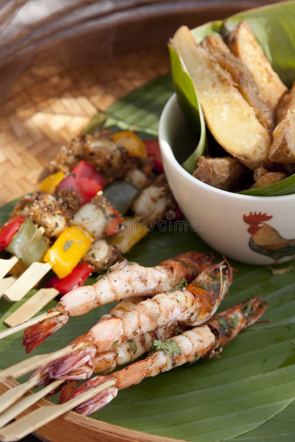 Gamberetti arrostiti e barbecue del pollo fotografie stock libere da diritti