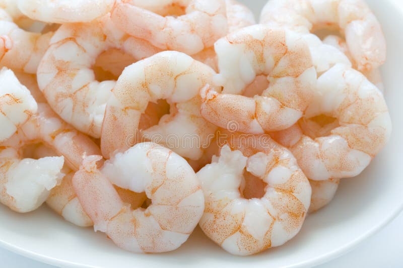 Gamberetti cucinati freschi del re in un piatto fotografie stock