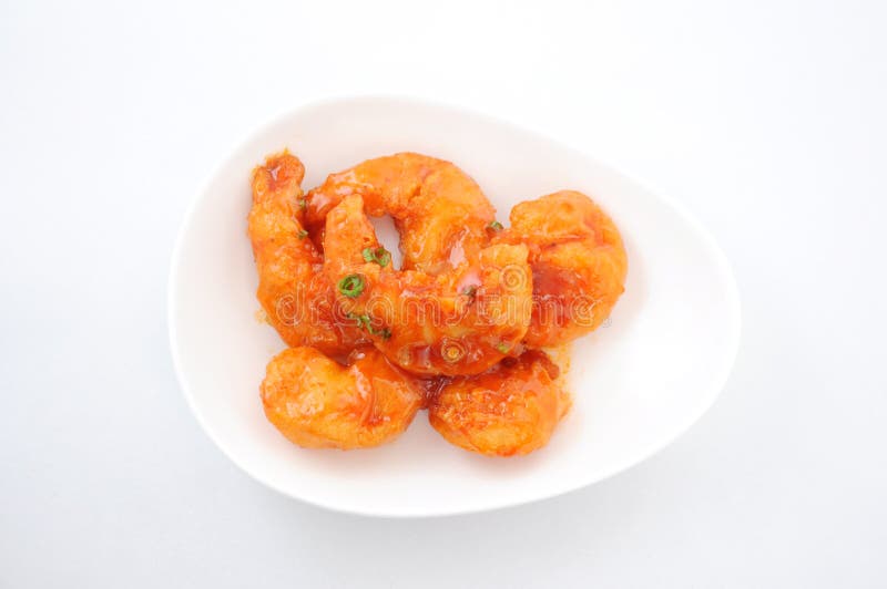 Gamberetti fritti in salsa al peperoncino su piatto su fondo bianco fotografie stock libere da diritti Gamberetti fritti in salsa al peperoncino su piatto su fondo bianco fotografie stock libere da diritti