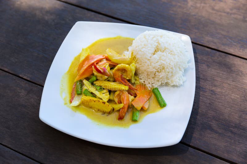 Gamberetti in Salsa Di Curry Con Riso Fotografia Stock Immagine di