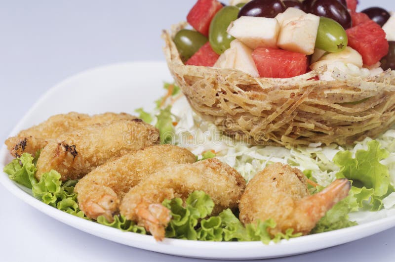 Gamberetto fritto nel grasso bollente con la macedonia fotografie stock libere da diritti Gamberetto fritto nel grasso bollente con la macedonia fotografie stock libere da diritti