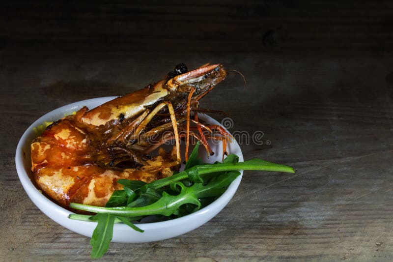 Gamberetto nero arrostito della tigre con l'insalata di razzo come a mediterranea immagine stock Gamberetto nero arrostito della tigre con l'insalata di razzo come a mediterranea immagine stock
