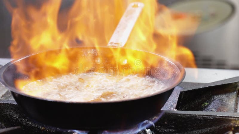 Gamberi da cucina che infiammano il cibo