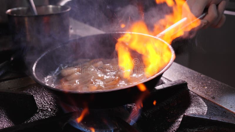 Gamberi da cucina che infiammano il cibo