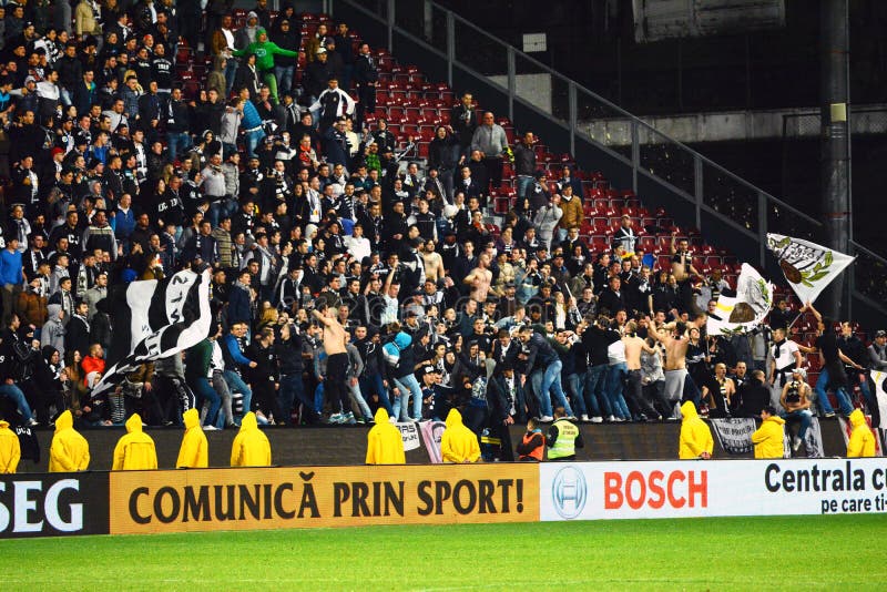 Gamberros del fútbol en un estadio fotografía de archivo Gamberros del fútbol en un estadio fotografía de archivo