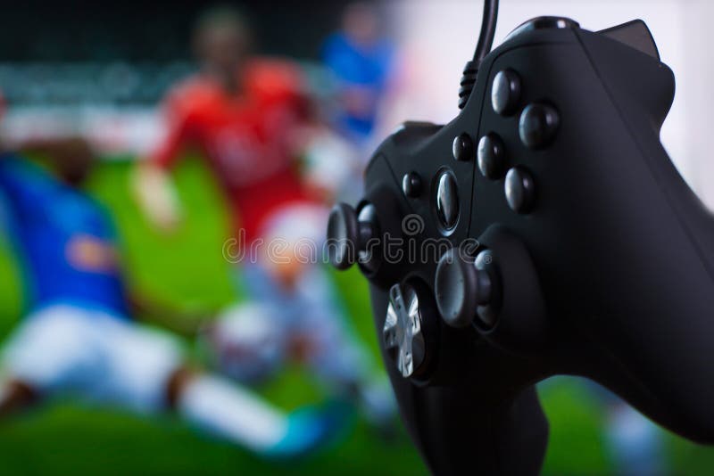 Jovem Jogando Seu Videogame De Playstation 4 Na Televisão Na Sala De Estar.  Foto de Stock Editorial - Imagem de jogador, competitivo: 208047203