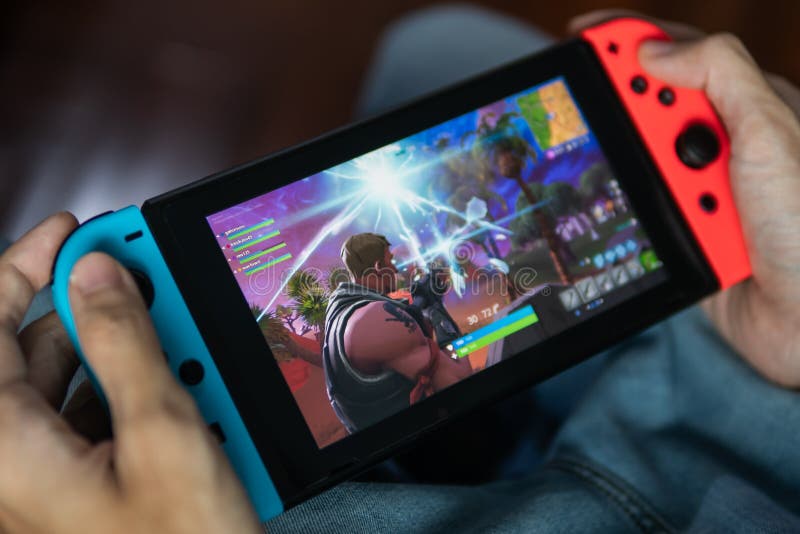 Gamer bawić się Fortnite grę na Nintendo zmianie zdjęcia royalty free Gamer bawić się Fortnite grę na Nintendo zmianie zdjęcia royalty free