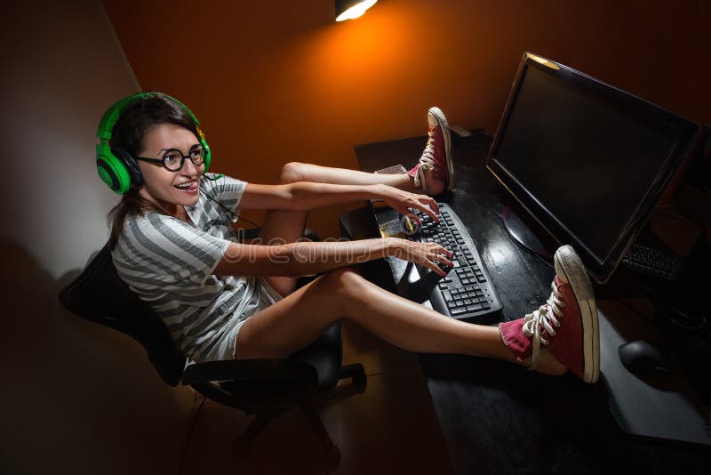 Gamer dziewczyna bawić się z komputerem zdjęcie stock Gamer dziewczyna bawić się z komputerem zdjęcie stock