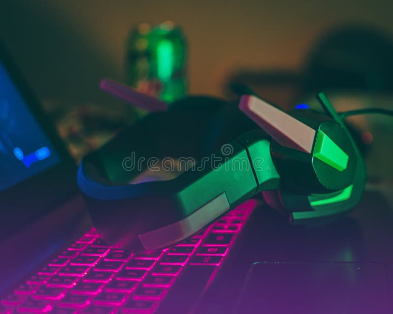 Gamer dziewczyny ustawianie z słuchawki obrazy royalty free Gamer dziewczyny ustawianie z słuchawki obrazy royalty free