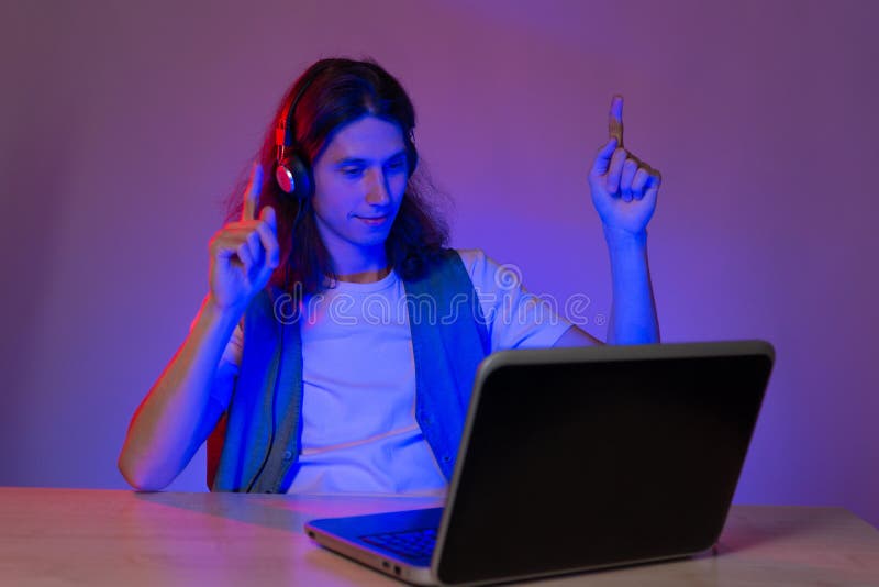 Gamer en un ordenador portátil juegos y comunicación en línea. imagenes de archivo