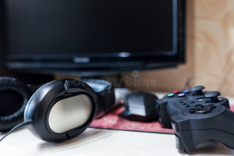 Gamer incondicional da mesa do computador com os acessórios para jogos imagem de stock royalty free Gamer incondicional da mesa do computador com os acessórios para jogos imagem de stock royalty free